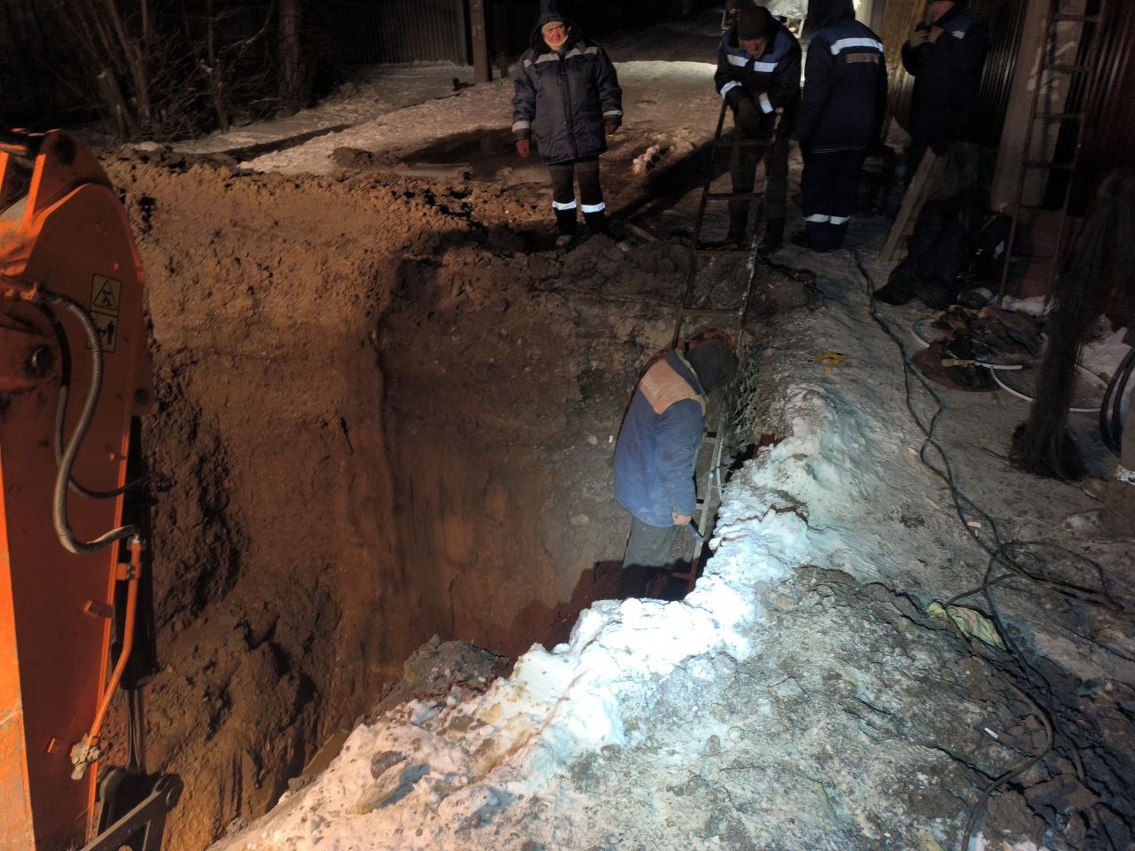 Сегодня в городе Суходольске на улице Карпинского ведутся аварийно-восстановительные работы Сегодня в городе Суходольске на улице Карпинского ведутся аварийно-восстановительные работы