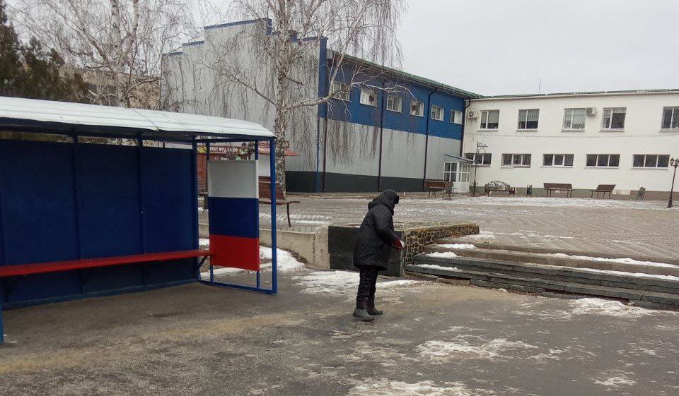 "Коммунальщик" на страже: с раннего утра дороги и тротуары поселка обрабатываются от гололеда "Коммунальщик" на страже: с раннего утра дороги и тротуары поселка обрабатываются от гололеда