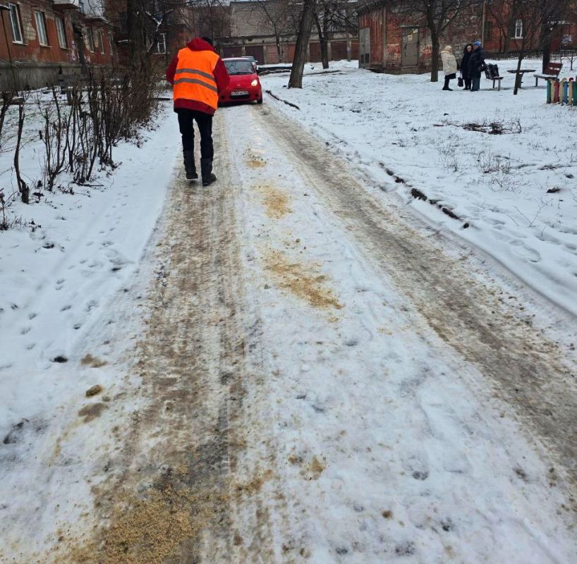 Коммунальные службы работают на территории города Коммунальные службы работают на территории города