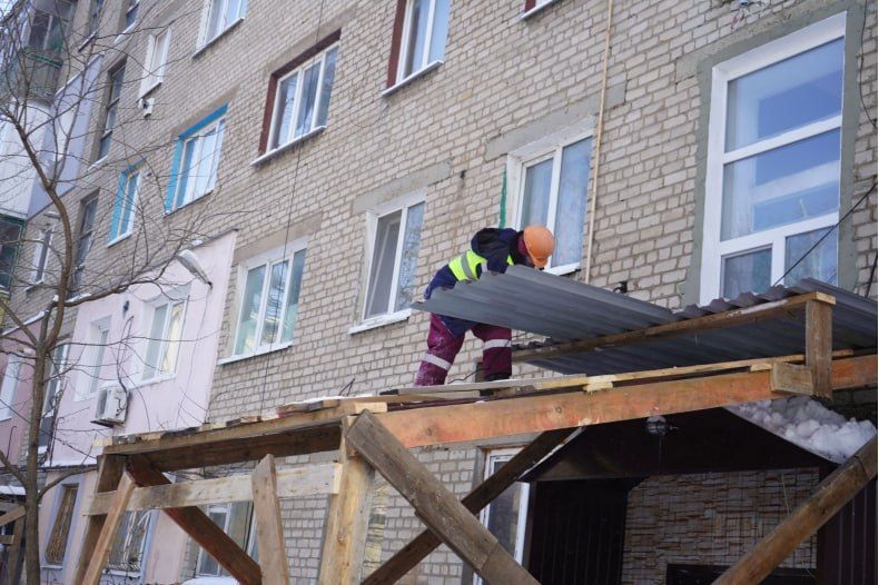 Важно отметить, что данный ремонт не имеет никакого отношения к капитальному ремонту кровли МКД №35, расположенного в том же квартале, где осуществляются работы другим подрядчиком по отдельной республиканской линии Важно отметить, что данный ремонт не имеет никакого отношения к капитальному ремонту кровли МКД №35, расположенного в том же квартале, где осуществляются работы другим подрядчиком по отдельной республиканской линии