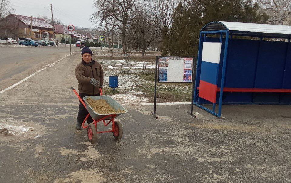 "Коммунальщик" на страже: с раннего утра дороги и тротуары поселка обрабатываются от гололеда "Коммунальщик" на страже: с раннего утра дороги и тротуары поселка обрабатываются от гололеда