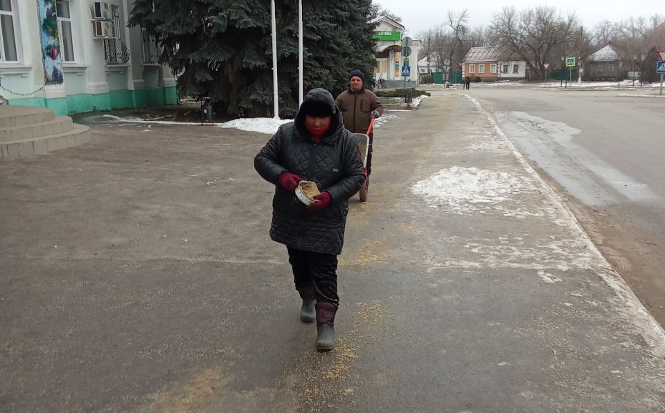 "Коммунальщик" на страже: с раннего утра дороги и тротуары поселка обрабатываются от гололеда "Коммунальщик" на страже: с раннего утра дороги и тротуары поселка обрабатываются от гололеда