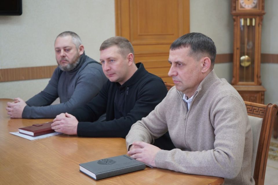 Вопросы взаимодействия, сотрудничества и развития муниципалитета обсудили с заместителем Председателя Народного Совета ЛНР, координатором регионального отделения ЛДПР Максимом Уваровым и депутатами Свердловского округа от... Вопросы взаимодействия, сотрудничества и развития муниципалитета обсудили с заместителем Председателя Народного Совета ЛНР, координатором регионального отделения ЛДПР Максимом Уваровым и депутатами Свердловского округа от...