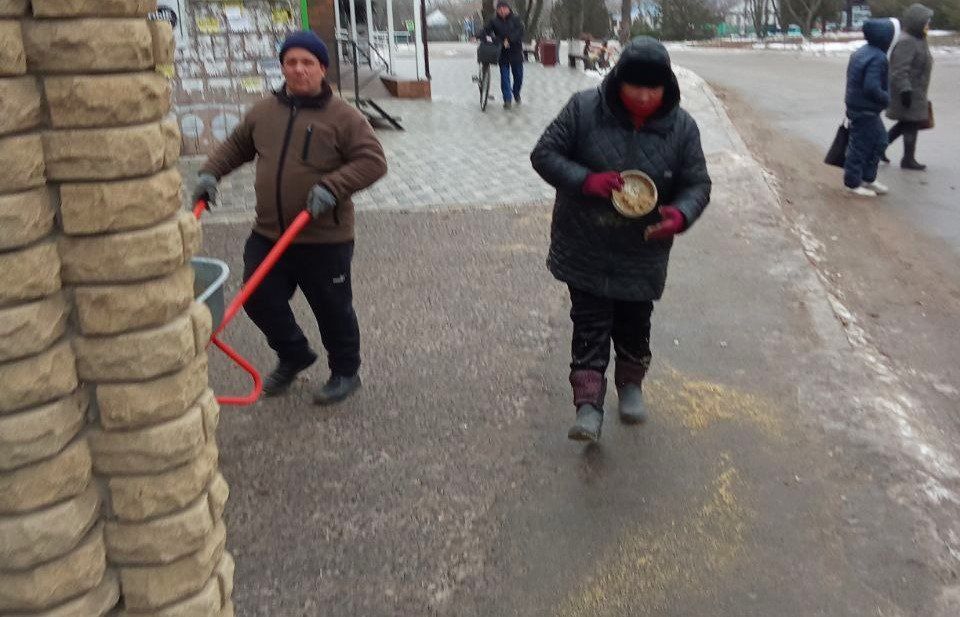 "Коммунальщик" на страже: с раннего утра дороги и тротуары поселка обрабатываются от гололеда "Коммунальщик" на страже: с раннего утра дороги и тротуары поселка обрабатываются от гололеда