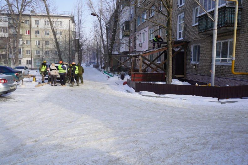 Важно отметить, что данный ремонт не имеет никакого отношения к капитальному ремонту кровли МКД №35, расположенного в том же квартале, где осуществляются работы другим подрядчиком по отдельной республиканской линии Важно отметить, что данный ремонт не имеет никакого отношения к капитальному ремонту кровли МКД №35, расположенного в том же квартале, где осуществляются работы другим подрядчиком по отдельной республиканской линии