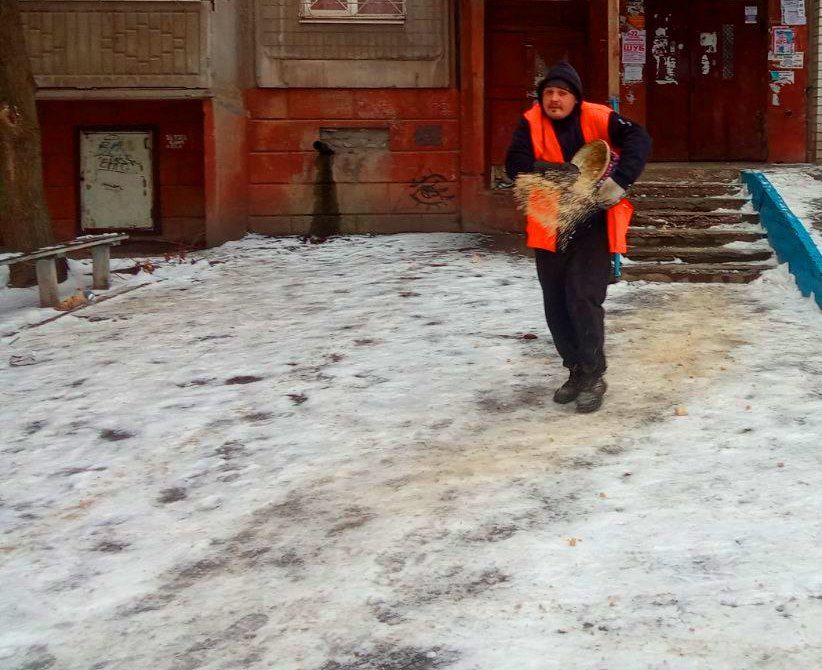 Коммунальные службы работают на территории города Коммунальные службы работают на территории города