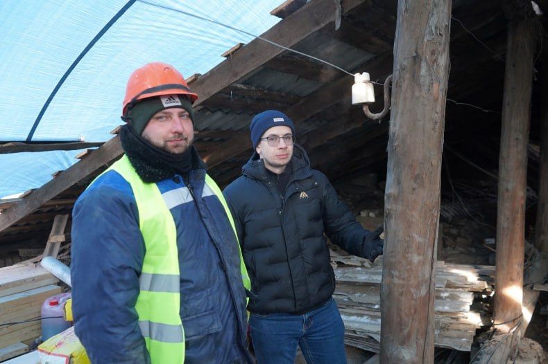 Важно отметить, что данный ремонт не имеет никакого отношения к капитальному ремонту кровли МКД №35, расположенного в том же квартале, где осуществляются работы другим подрядчиком по отдельной республиканской линии Важно отметить, что данный ремонт не имеет никакого отношения к капитальному ремонту кровли МКД №35, расположенного в том же квартале, где осуществляются работы другим подрядчиком по отдельной республиканской линии