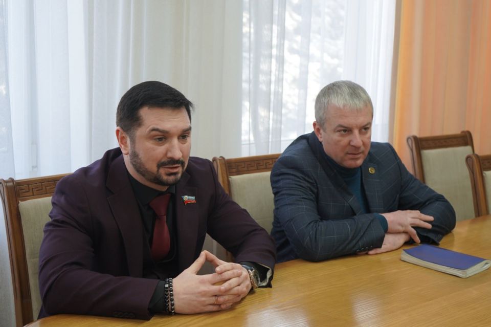 Вопросы взаимодействия, сотрудничества и развития муниципалитета обсудили с заместителем Председателя Народного Совета ЛНР, координатором регионального отделения ЛДПР Максимом Уваровым и депутатами Свердловского округа от... Вопросы взаимодействия, сотрудничества и развития муниципалитета обсудили с заместителем Председателя Народного Совета ЛНР, координатором регионального отделения ЛДПР Максимом Уваровым и депутатами Свердловского округа от...