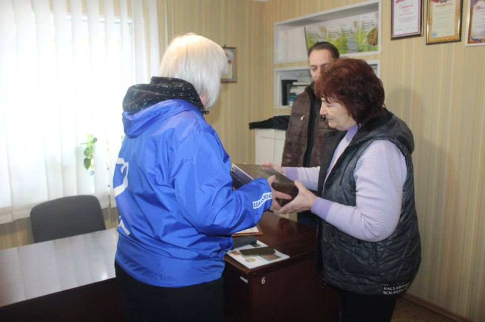 Светлана Гизай: Вместе с Председателем Совета Славяносербского округа Антониной Гречишкиной, активистами Славяносербского отделения «Единой России» и МГЕР поздравили с Днем российской науки коллектив филиала «Славяносербская... Светлана Гизай: Вместе с Председателем Совета Славяносербского округа Антониной Гречишкиной, активистами Славяносербского отделения «Единой России» и МГЕР поздравили с Днем российской науки коллектив филиала «Славяносербская...