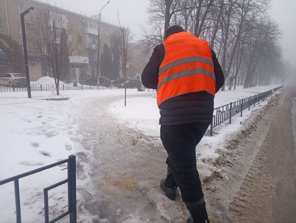 Ровеньковские коммунальщики обеспечивают безопасное передвижение пешеходов! Ровеньковские коммунальщики обеспечивают безопасное передвижение пешеходов!