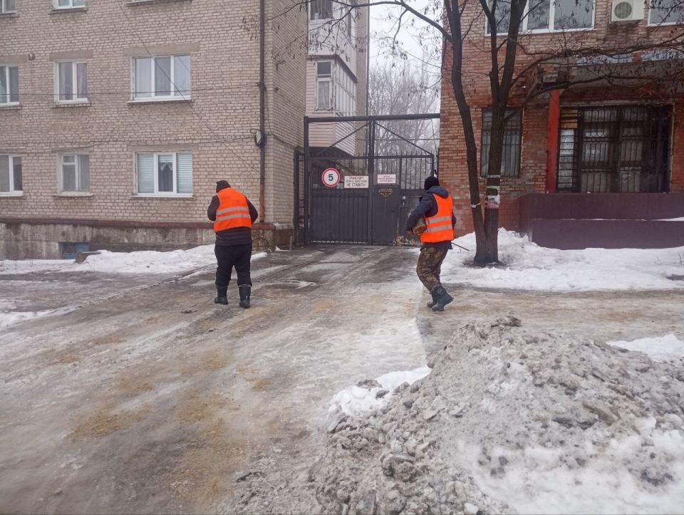Ровеньковские коммунальщики обеспечивают безопасное передвижение пешеходов! Ровеньковские коммунальщики обеспечивают безопасное передвижение пешеходов!