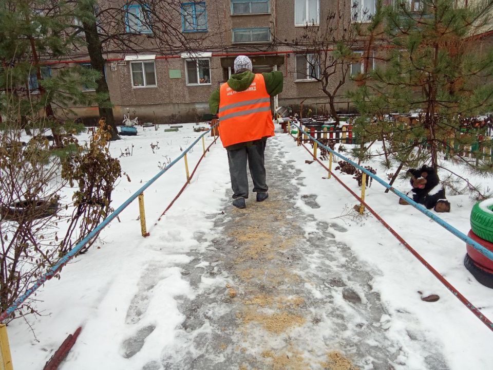 8 февраля сотрудники коммунальных служб продолжают работу в усиленном режиме 8 февраля сотрудники коммунальных служб продолжают работу в усиленном режиме
