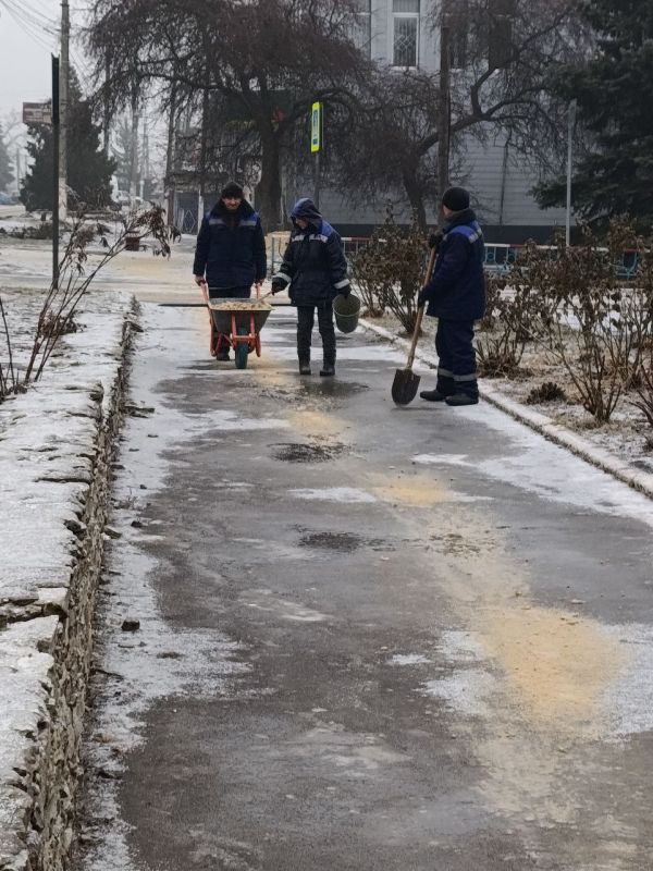МУП «Коммунсервис Белокуракинского района» ведет активную работу в зимний период, обеспечивая безопасность жителей и транспорта МУП «Коммунсервис Белокуракинского района» ведет активную работу в зимний период, обеспечивая безопасность жителей и транспорта