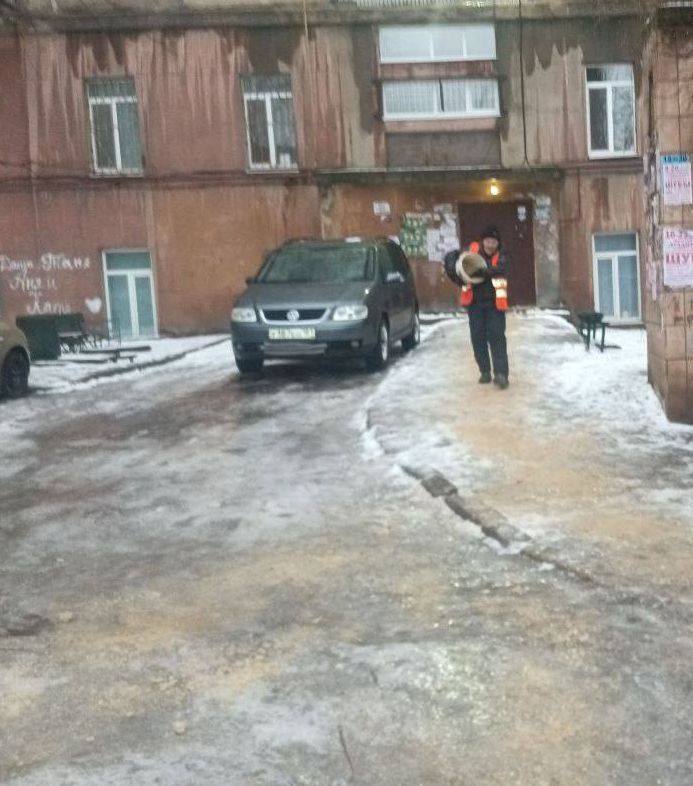 8 февраля специалисты Алчевского филиала Единой управляющей компании продолжают работы по обработке противогололедными материалами на придомовых территориях в микрорайонах города, посыпают подходы к подъездам, ... 8 февраля специалисты Алчевского филиала Единой управляющей компании продолжают работы по обработке противогололедными материалами на придомовых территориях в микрорайонах города, посыпают подходы к подъездам, ...