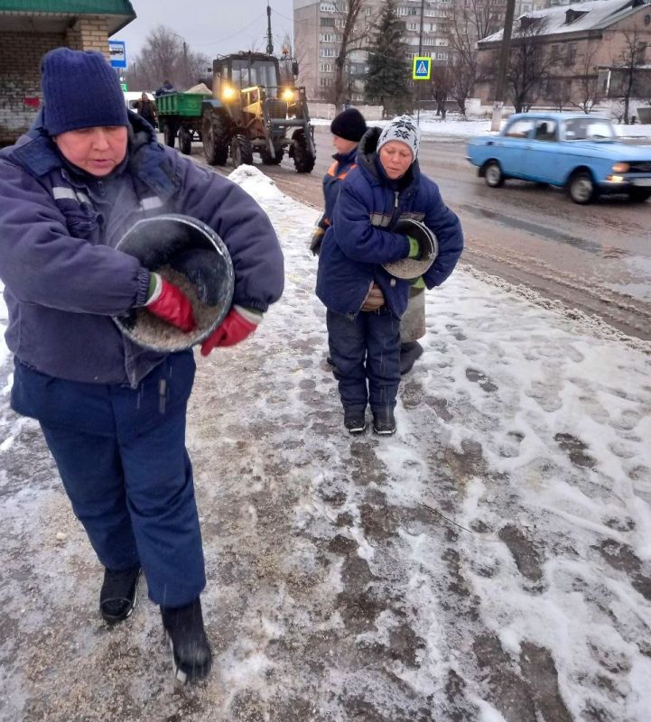 8 февраля сотрудники коммунальных служб продолжают работу в усиленном режиме 8 февраля сотрудники коммунальных служб продолжают работу в усиленном режиме