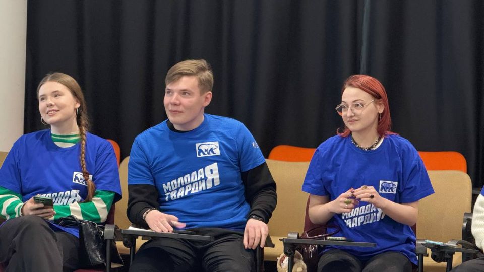 Делаем науку трендом! . На базе Луганского Дома Знаний в преддверии Дня российской науки для активистов Молодой Гвардии был организован тематический квиз Делаем науку трендом! . На базе Луганского Дома Знаний в преддверии Дня российской науки для активистов Молодой Гвардии был организован тематический квиз