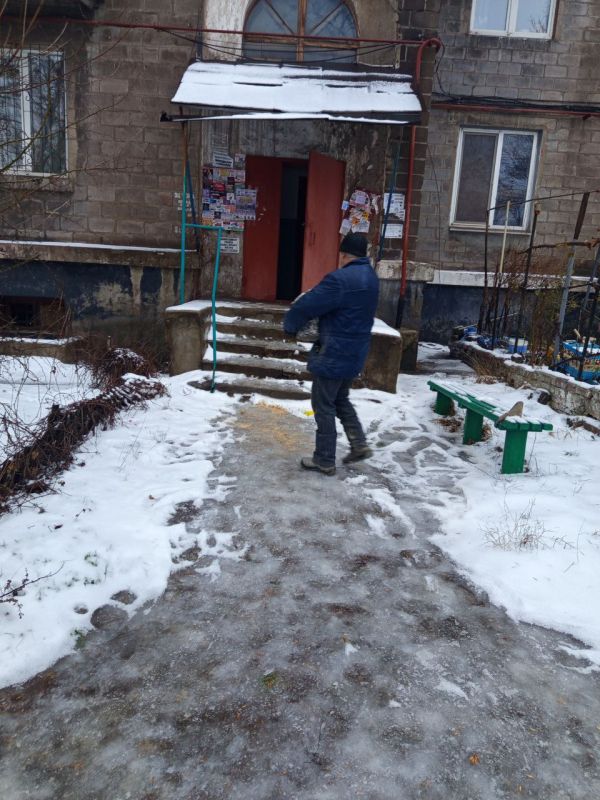 8 февраля специалисты Алчевского филиала Единой управляющей компании продолжают работы по обработке противогололедными материалами на придомовых территориях в микрорайонах города, посыпают подходы к подъездам, ... 8 февраля специалисты Алчевского филиала Единой управляющей компании продолжают работы по обработке противогололедными материалами на придомовых территориях в микрорайонах города, посыпают подходы к подъездам, ...