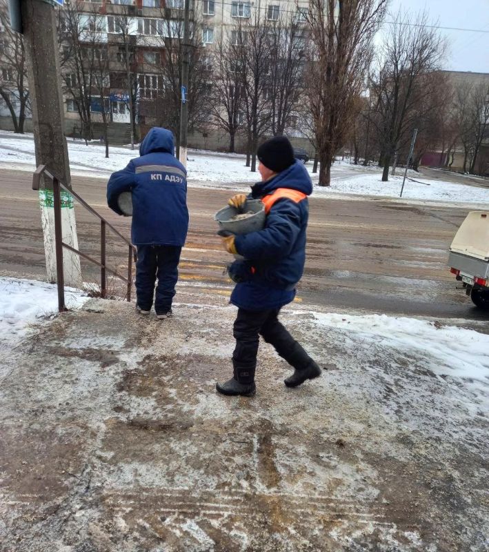 8 февраля сотрудники коммунальных служб продолжают работу в усиленном режиме 8 февраля сотрудники коммунальных служб продолжают работу в усиленном режиме