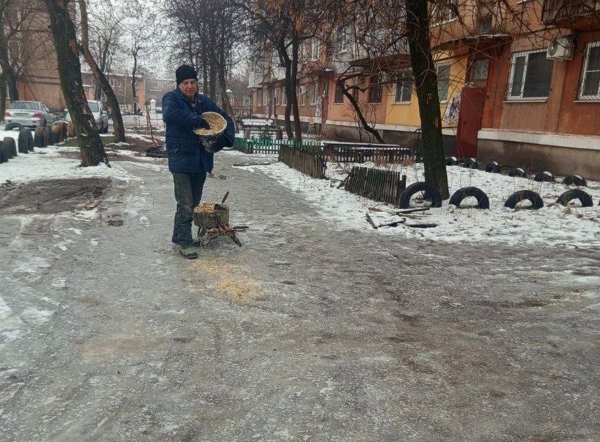 8 февраля сотрудники коммунальных служб продолжают работу в усиленном режиме 8 февраля сотрудники коммунальных служб продолжают работу в усиленном режиме