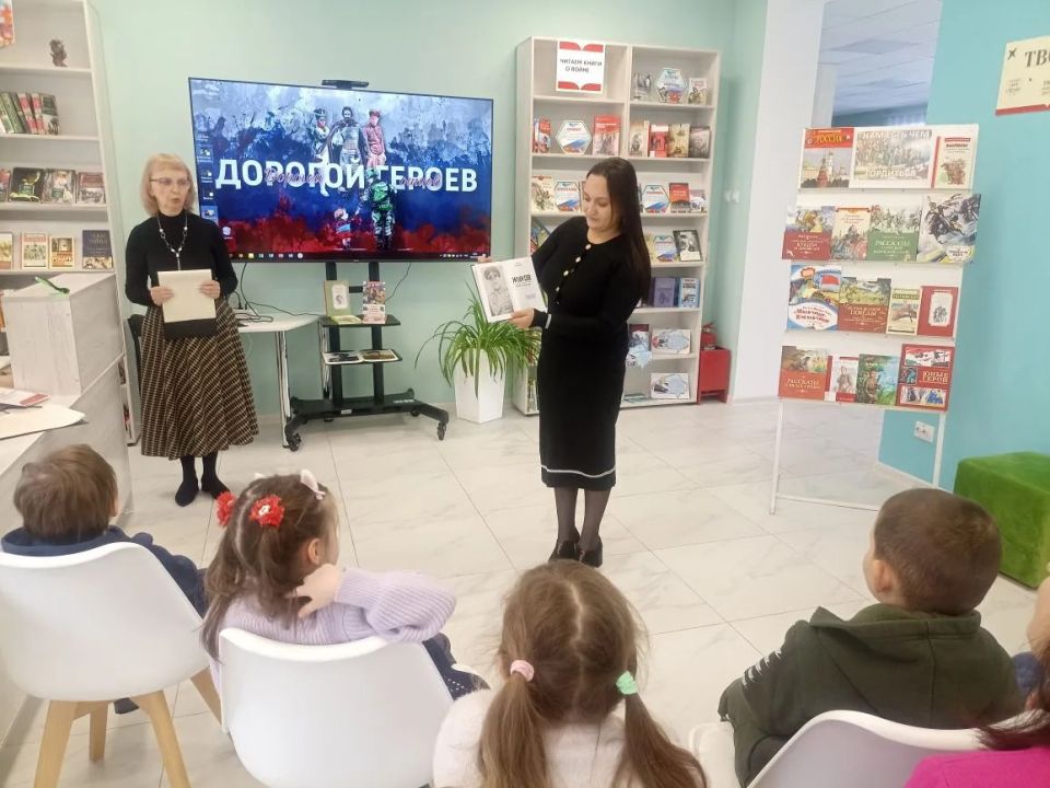 В центральной библиотеке им. Г. Сковороды для воспитанников Ровеньковского ясли-сада «Ладушки» прошло литературное путешествие, где дети познакомились с героями разных эпох и их подвигами В центральной библиотеке им. Г. Сковороды для воспитанников Ровеньковского ясли-сада «Ладушки» прошло литературное путешествие, где дети познакомились с героями разных эпох и их подвигами