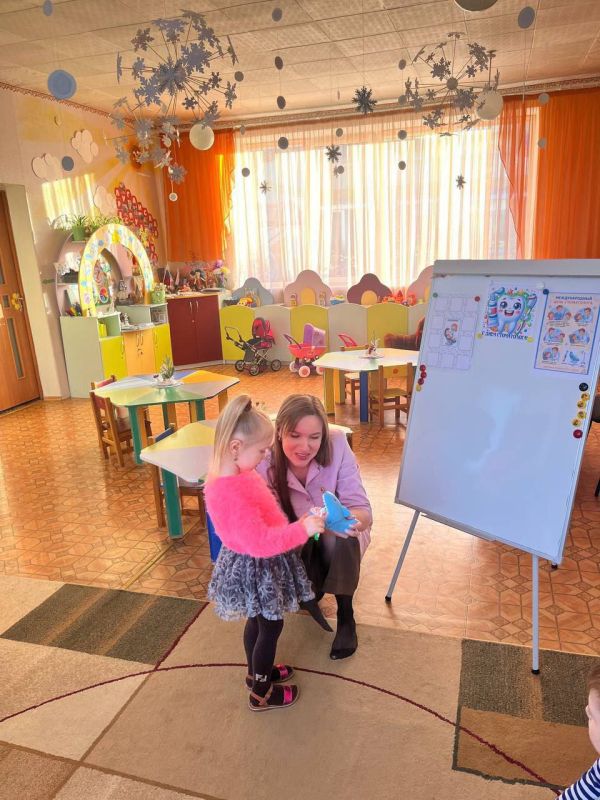 Специалист Перевальской ЦРМБ провела познавательный урок здоровья «Секреты здоровой улыбки» с воспитанниками детского сада «Юбилейный» Специалист Перевальской ЦРМБ провела познавательный урок здоровья «Секреты здоровой улыбки» с воспитанниками детского сада «Юбилейный»