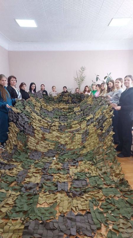 В Стаханове продолжается работа по плетению маскировочных сетей для военнослужащих В Стаханове продолжается работа по плетению маскировочных сетей для военнослужащих
