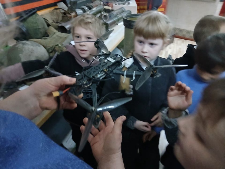 В Кировском историко-художественном музее для учащихся 1 класса Кировской СШ №2 прошла экскурсия по экспозиции «Город на линии фронта», посвященная военным событиям в Донбассе, начиная с 2014 года, а также специальной... В Кировском историко-художественном музее для учащихся 1 класса Кировской СШ №2 прошла экскурсия по экспозиции «Город на линии фронта», посвященная военным событиям в Донбассе, начиная с 2014 года, а также специальной...