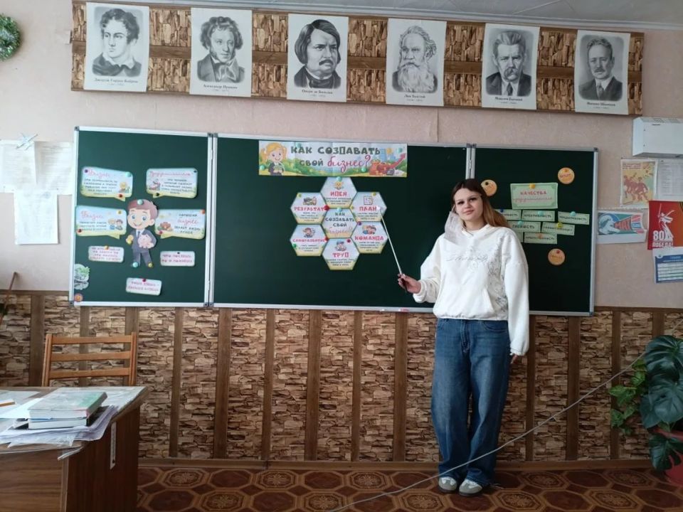 В учебных учреждениях Краснодонщины состоялось внеурочное занятие «Разговоры о важном» В учебных учреждениях Краснодонщины состоялось внеурочное занятие «Разговоры о важном»