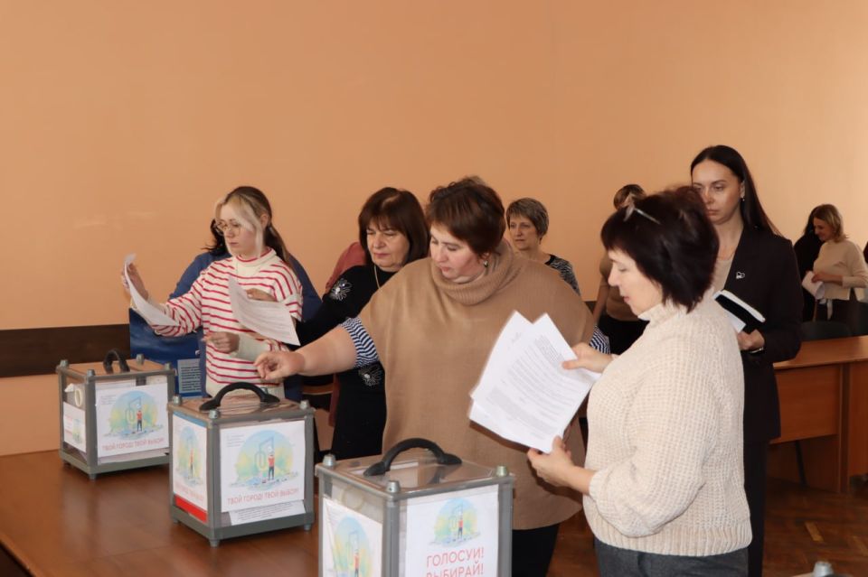 В Лутугино проходит голосование по выбору объекта для участия во Всероссийском конкурсе лучших проектов создания комфортной городской среды В Лутугино проходит голосование по выбору объекта для участия во Всероссийском конкурсе лучших проектов создания комфортной городской среды