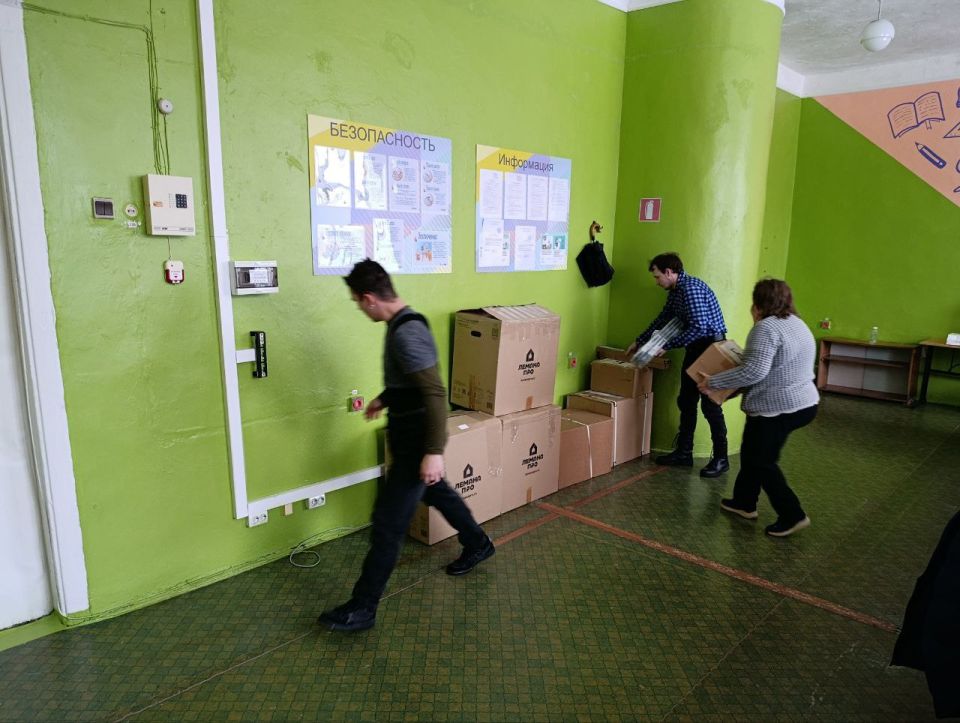 В Ровеньковскую гимназию № 1 им. Г.С. Шонина, находящуюся под патронатом Государственной корпорации «Роскосмос» поступило оборудование для занятий в рамках проекта «Космический класс» В Ровеньковскую гимназию № 1 им. Г.С. Шонина, находящуюся под патронатом Государственной корпорации «Роскосмос» поступило оборудование для занятий в рамках проекта «Космический класс»