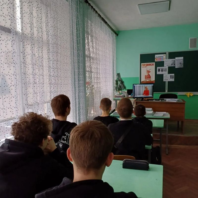 В учебных учреждениях Краснодонщины состоялось внеурочное занятие «Разговоры о важном» В учебных учреждениях Краснодонщины состоялось внеурочное занятие «Разговоры о важном»