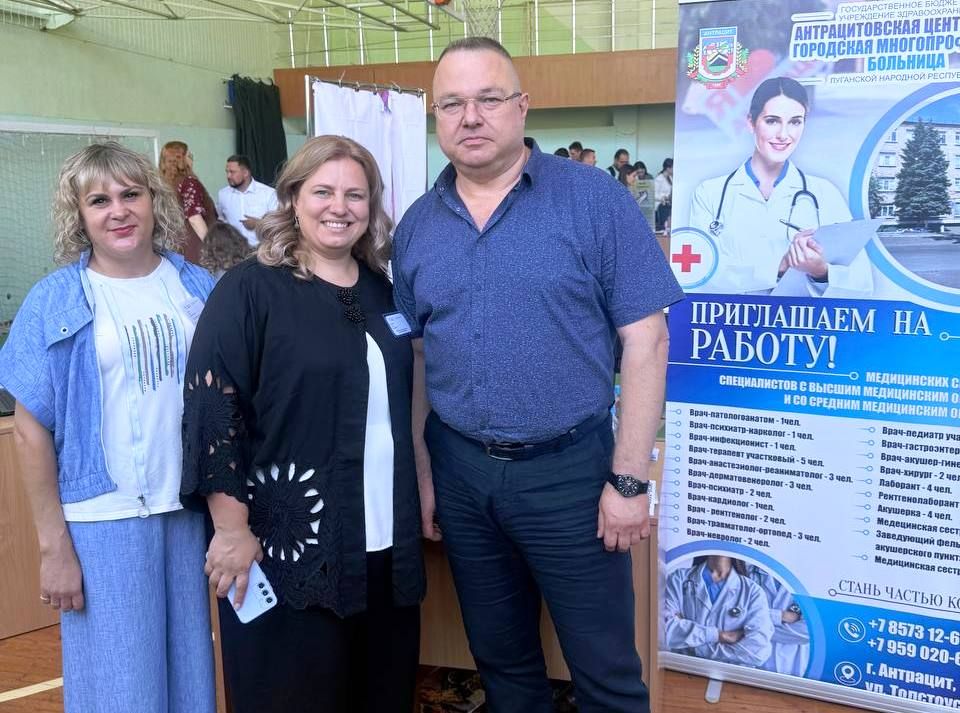 Глава Антрацитовского муниципального округа, Секретарь местного отделения партии "Единая Россия" Сергей Саенко встретился с главным врачом Антрацитовской центральной городской многопрофильной больницы Евгением Бровкиным Глава Антрацитовского муниципального округа, Секретарь местного отделения партии "Единая Россия" Сергей Саенко встретился с главным врачом Антрацитовской центральной городской многопрофильной больницы Евгением Бровкиным