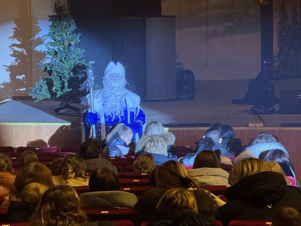 При поддержке Единой России дети участников СВО побывали в луганском ДК им. Ленина При поддержке Единой России дети участников СВО побывали в луганском ДК им. Ленина