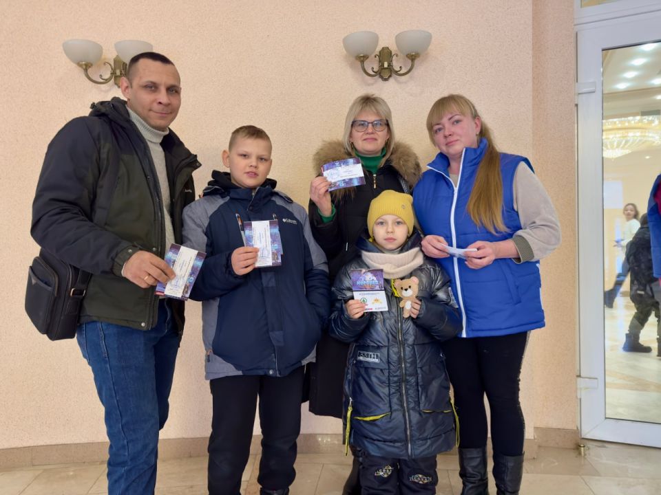 При поддержке Единой России дети участников СВО побывали в луганском ДК им. Ленина При поддержке Единой России дети участников СВО побывали в луганском ДК им. Ленина