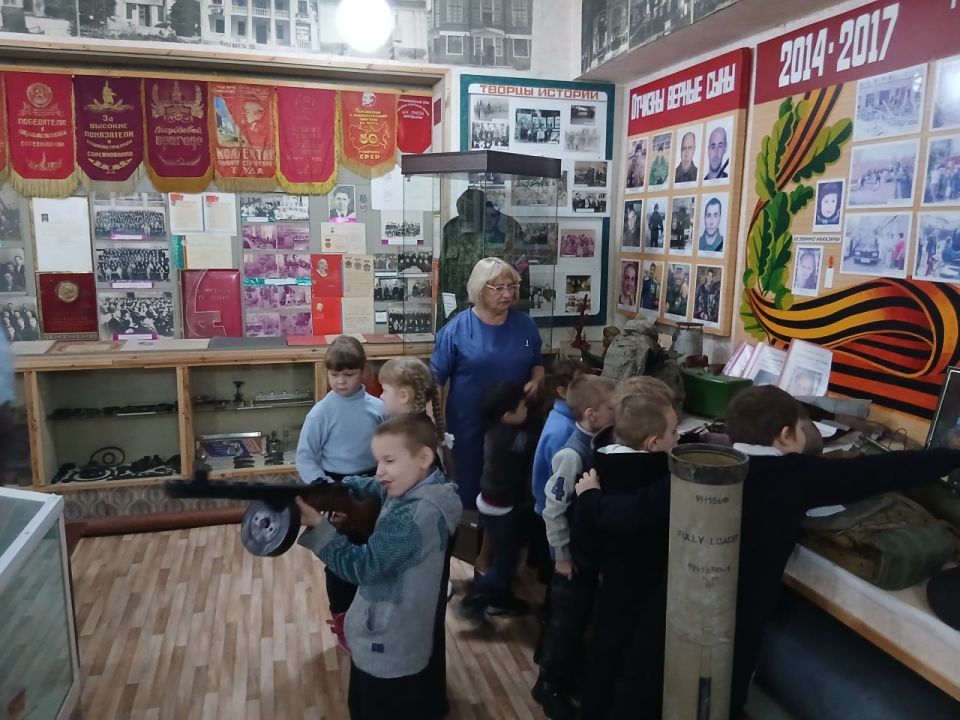В Кировском историко-художественном музее для учащихся 1 класса Кировской СШ №2 прошла экскурсия по экспозиции «Город на линии фронта», посвященная военным событиям в Донбассе, начиная с 2014 года, а также специальной... В Кировском историко-художественном музее для учащихся 1 класса Кировской СШ №2 прошла экскурсия по экспозиции «Город на линии фронта», посвященная военным событиям в Донбассе, начиная с 2014 года, а также специальной...