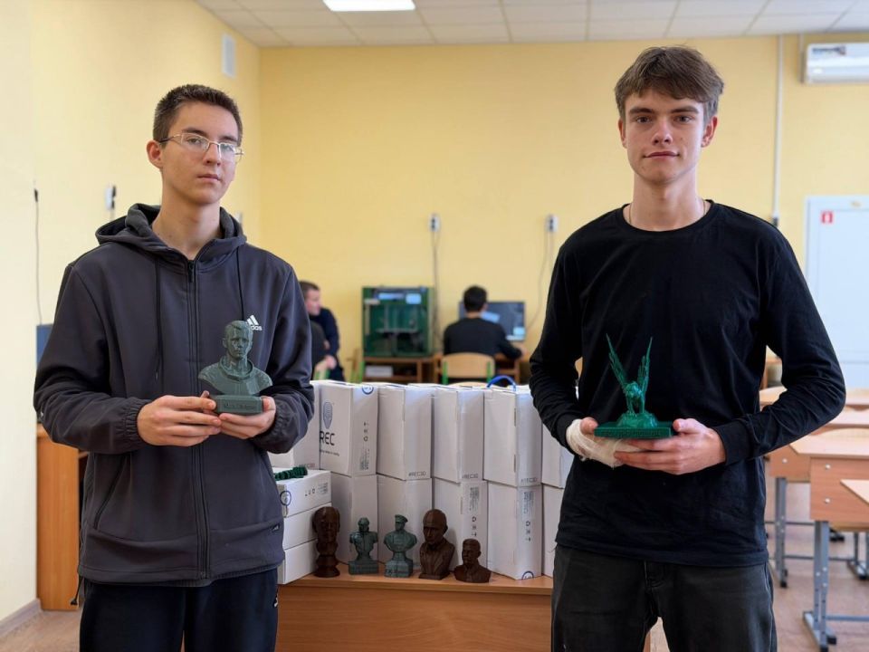 Заместитель Премьер-министра Республики Татарстан Ринат Садыков посетил школу №4 в Лисичанске, где пообщался с учениками и посмотрел, как проходят занятия по робототехнике и 3D-моделированию Заместитель Премьер-министра Республики Татарстан Ринат Садыков посетил школу №4 в Лисичанске, где пообщался с учениками и посмотрел, как проходят занятия по робототехнике и 3D-моделированию