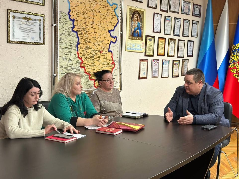 Сегодня утром Глава городского округа принял инициативную группу родителей юных ровеньковских футболистов Сегодня утром Глава городского округа принял инициативную группу родителей юных ровеньковских футболистов