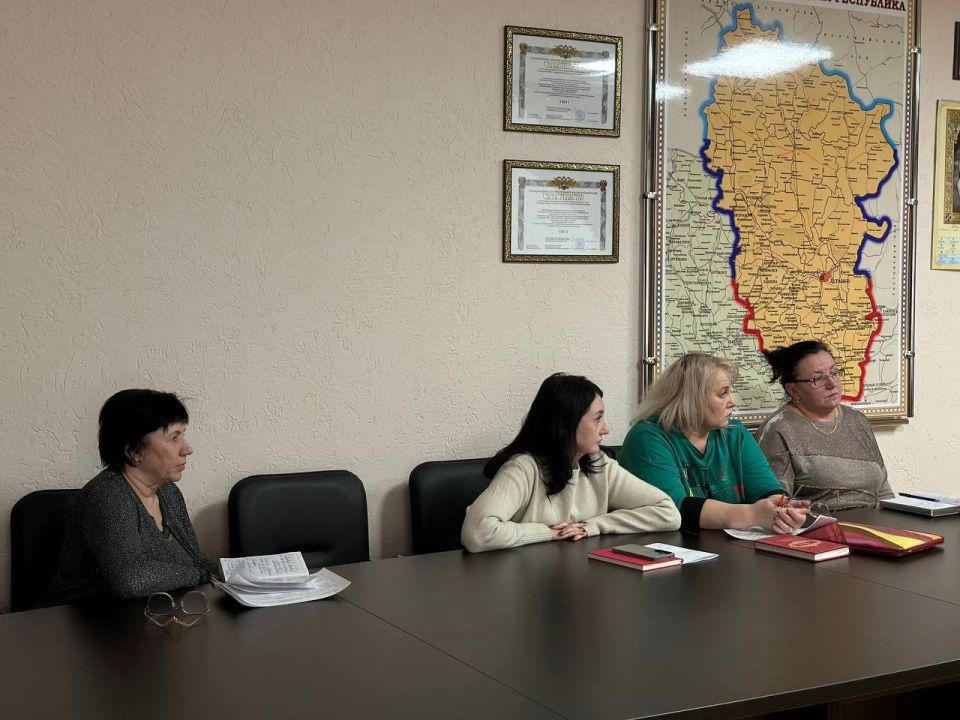 Сегодня утром Глава городского округа принял инициативную группу родителей юных ровеньковских футболистов Сегодня утром Глава городского округа принял инициативную группу родителей юных ровеньковских футболистов