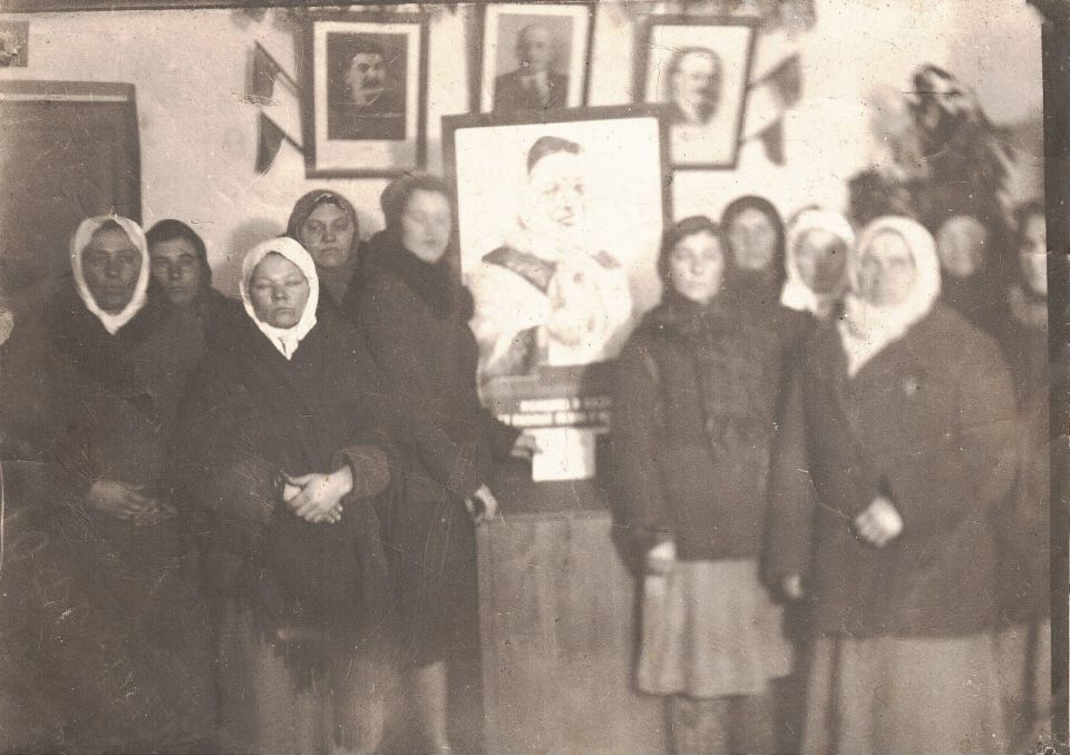 В библиотеке поселка Лозовский провели открытие новой рубрики «История одной фотографии» В библиотеке поселка Лозовский провели открытие новой рубрики «История одной фотографии»