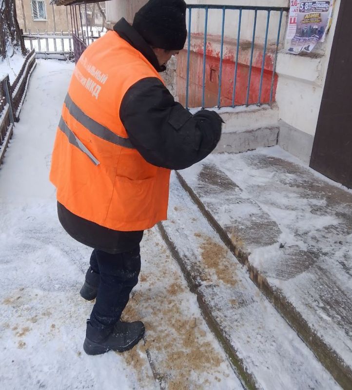 9 февраля специалисты МУП «Служба дорожного хозяйства и благоустройства города Алчевска ЛНР» ведут работы по расчистке и обработке противогололедными материалами проезжих частей, перекрестков, тротуаров, остановок... 9 февраля специалисты МУП «Служба дорожного хозяйства и благоустройства города Алчевска ЛНР» ведут работы по расчистке и обработке противогололедными материалами проезжих частей, перекрестков, тротуаров, остановок...