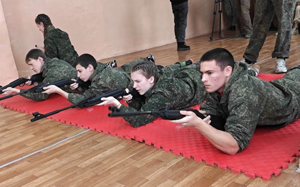 Учащиеся "Антрацитовской средней школы № 19 им. В. А. Салиты" и "Антрацитовской гимназии № 1 им. В.Я. Ткаленко" приняли участие в военно-патриотической игре "Ворошиловский стрелок", которая состоялась в городе Свердловск Учащиеся "Антрацитовской средней школы № 19 им. В. А. Салиты" и "Антрацитовской гимназии № 1 им. В.Я. Ткаленко" приняли участие в военно-патриотической игре "Ворошиловский стрелок", которая состоялась в городе Свердловск