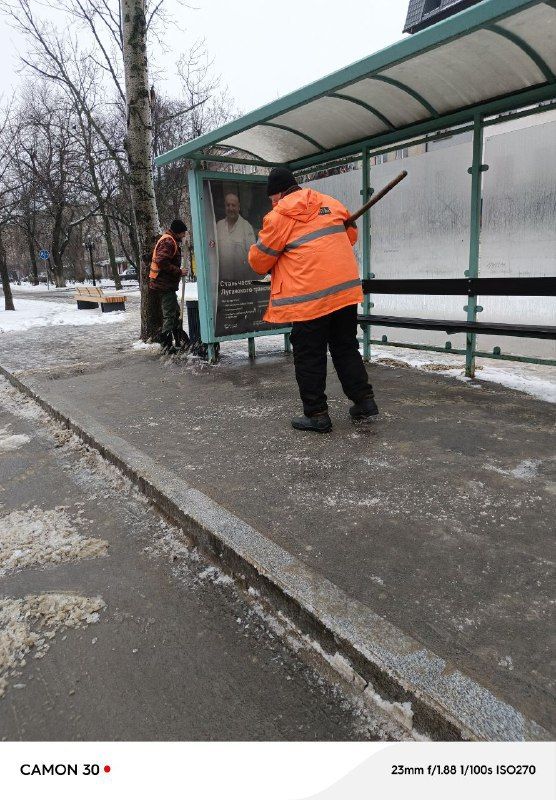 Дорожная техника работает на улицах Луганска Дорожная техника работает на улицах Луганска