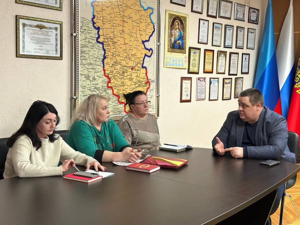 Сегодня утром Глава городского округа принял инициативную группу родителей юных ровеньковских футболистов Сегодня утром Глава городского округа принял инициативную группу родителей юных ровеньковских футболистов