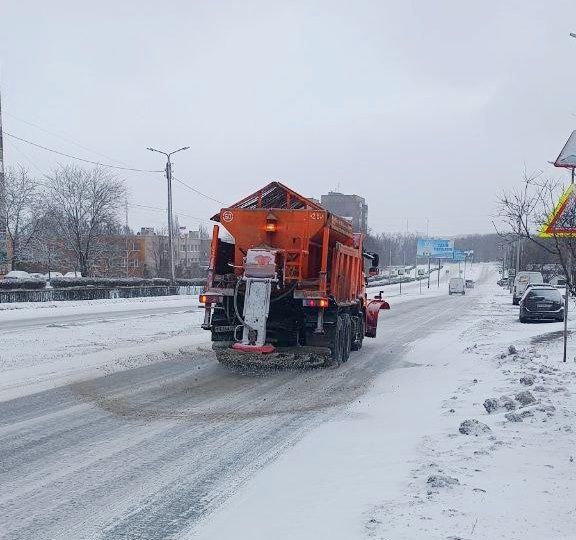 9 февраля специалисты МУП «Служба дорожного хозяйства и благоустройства города Алчевска ЛНР» ведут работы по расчистке и обработке противогололедными материалами проезжих частей, перекрестков, тротуаров, остановок... 9 февраля специалисты МУП «Служба дорожного хозяйства и благоустройства города Алчевска ЛНР» ведут работы по расчистке и обработке противогололедными материалами проезжих частей, перекрестков, тротуаров, остановок...