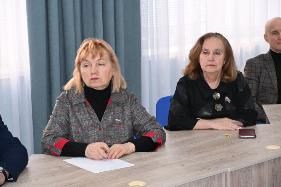 На расширенном аппаратном совещании в Администрации города Брянка с отчётом о деятельности за 2025 год выступил начальник отделения города Брянки ГБУ ЛНР «Многофункциональный центр предоставления государственных и... На расширенном аппаратном совещании в Администрации города Брянка с отчётом о деятельности за 2025 год выступил начальник отделения города Брянки ГБУ ЛНР «Многофункциональный центр предоставления государственных и...