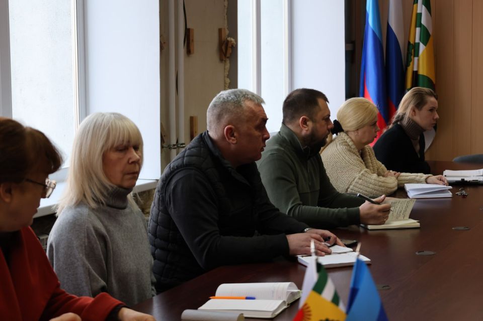 Врип главы администрации города Рубежное Игорь Шмидт провел совещание с руководителями структурных подразделений Врип главы администрации города Рубежное Игорь Шмидт провел совещание с руководителями структурных подразделений
