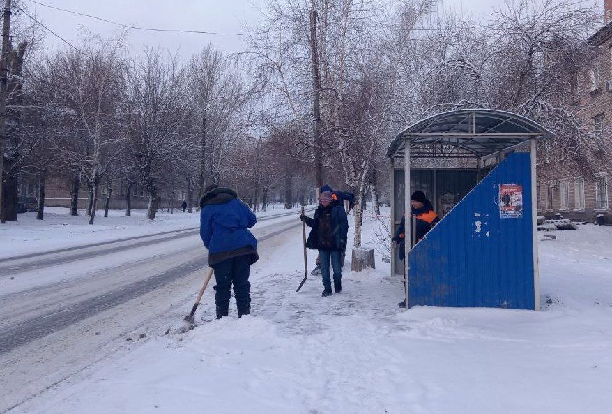 9 февраля специалисты МУП «Служба дорожного хозяйства и благоустройства города Алчевска ЛНР» ведут работы по расчистке и обработке противогололедными материалами проезжих частей, перекрестков, тротуаров, остановок... 9 февраля специалисты МУП «Служба дорожного хозяйства и благоустройства города Алчевска ЛНР» ведут работы по расчистке и обработке противогололедными материалами проезжих частей, перекрестков, тротуаров, остановок...