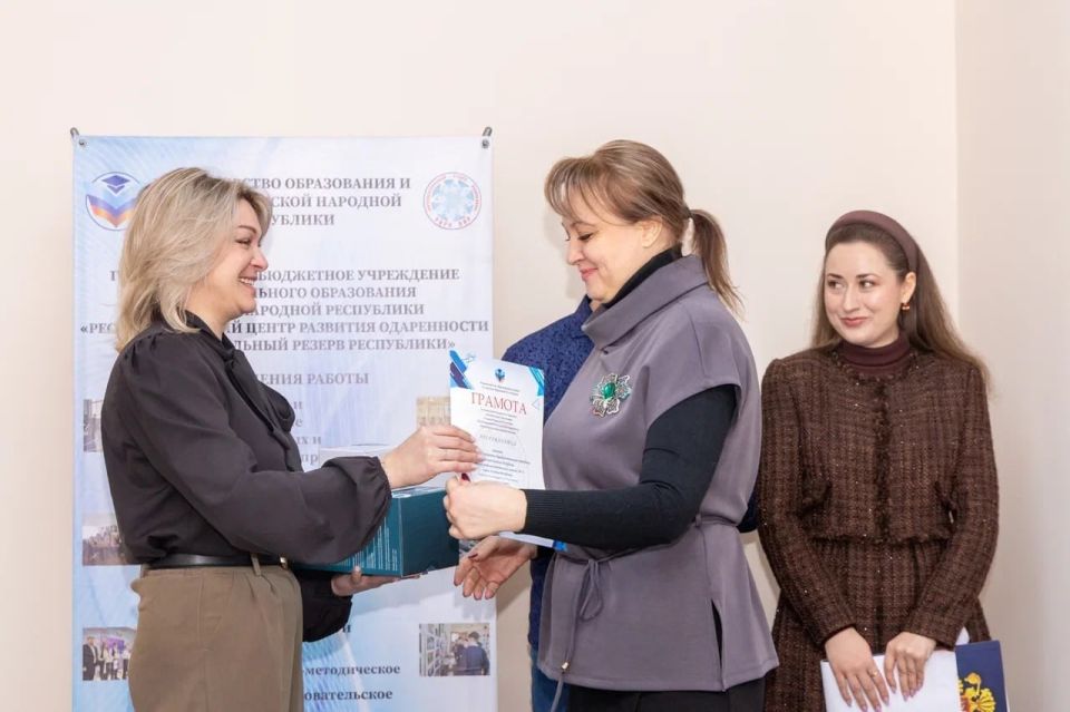 В Луганске наградили лучшие творческие коллективы образовательных учреждений В Луганске наградили лучшие творческие коллективы образовательных учреждений