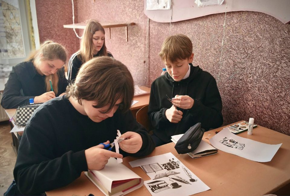 Лутугинская средняя школа №2 присоединилась к Всероссийской акции «Открывая книгу» Лутугинская средняя школа №2 присоединилась к Всероссийской акции «Открывая книгу»