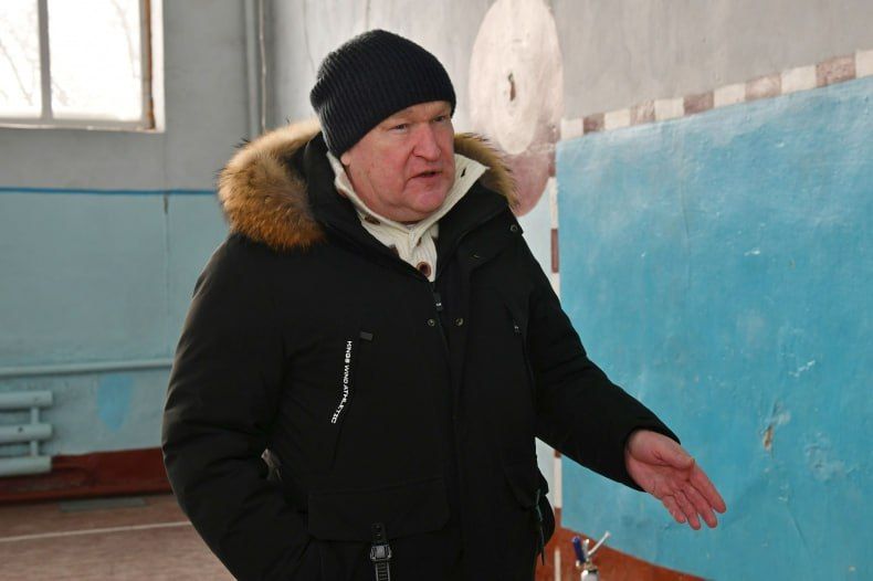 В Свердловской школе №3 красноярские специалисты ремонтируют спортзал В Свердловской школе №3 красноярские специалисты ремонтируют спортзал